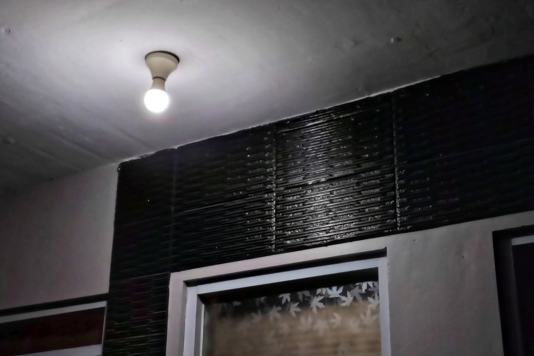 Lampu sensor cahaya di teras rumah (foto by widikurniawan)