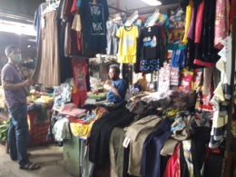 Salah satu kios pakaian di Pasar Demangan Yogyakarta yang sepi pengunjung. Foto: dokpri