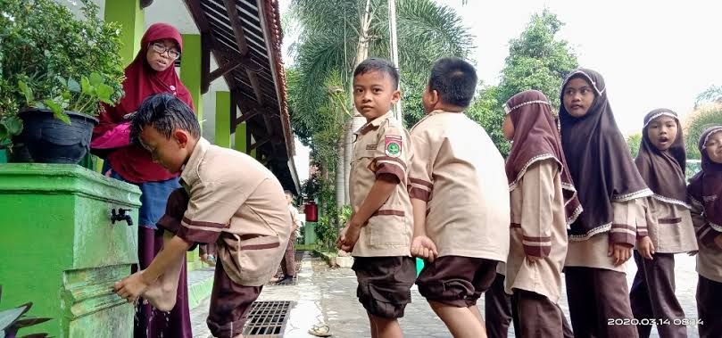 Antri berwudhu,  sumber gambar: MI Luqman Al Hakim Ponorogo