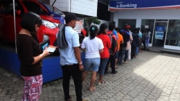 Suasana antri di depan ATM,  sumber gambar: http://PepNews.com