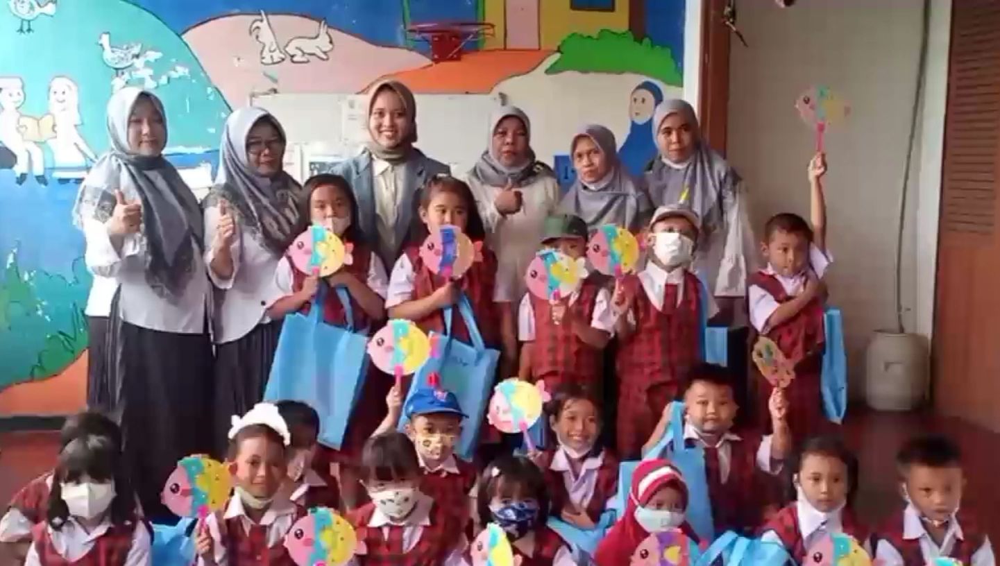 Bersama tim guru dan anak didik di sekolah TK (foto dok Sitti Rabiah)