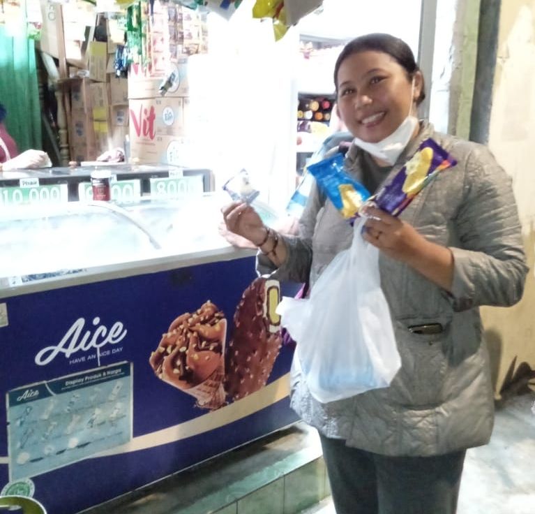 Dok pri borong Aice Es krim di warung tetangga yuk ah