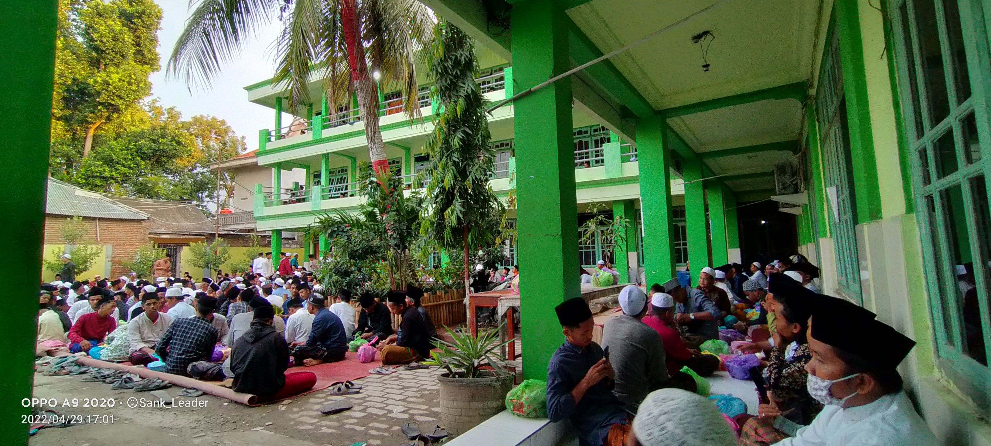 Suasana menjelang berbuka puasa seraya membaca Yasin dan Tahlil. (Lokasi foto, di Gedung Madrasah Pondok Pesantren Syaichona Moh. Cholil Bangkalan).