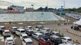 Kepadatan antrean kendaraan para pemudik di Pelabuhan Merak. Foto: Budi Tan