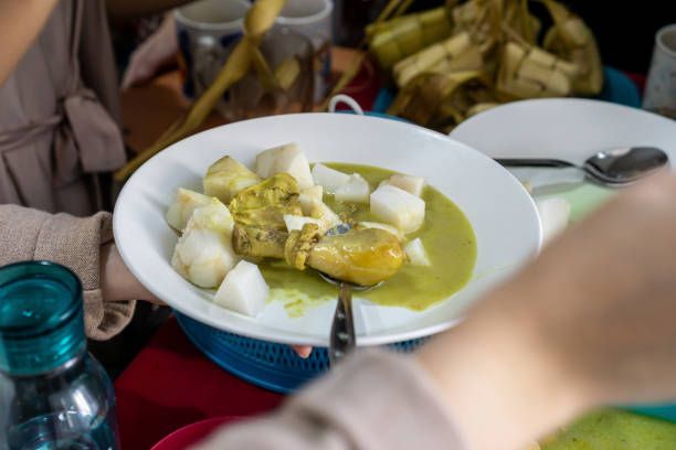 Kupat dan Opor ayam menjadi topik obrolan/istockphoto.com