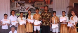 Kepala Sekolah bersama siswa-siswi SMP-SMA Alvarez Paga (Sumber: Pos-kupang.com