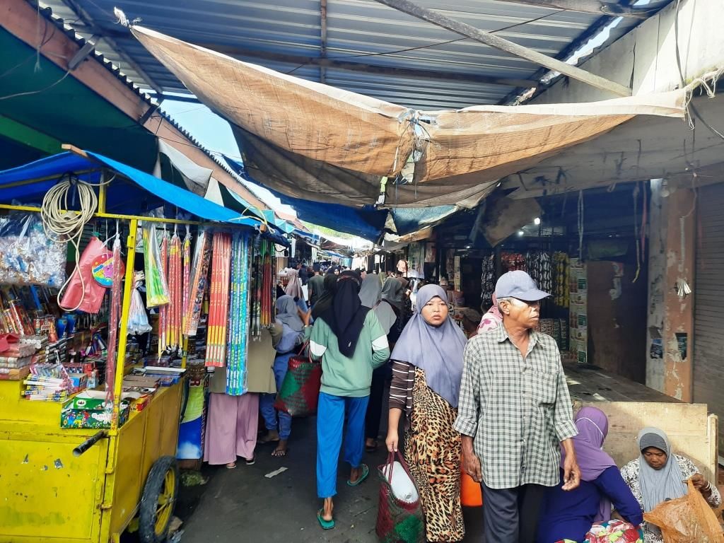 Lalu lalang pembeli di area penjual makanan di Pasar Sugio. Dokumentasi pribadi