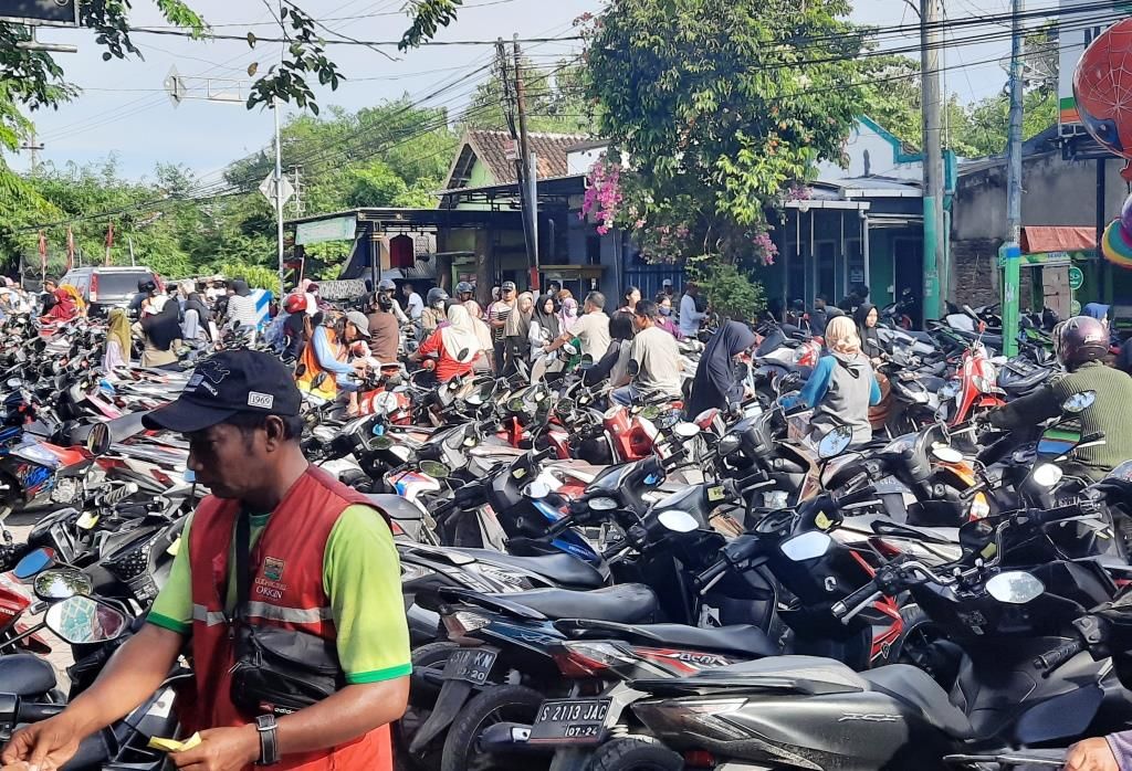 Suasana tempat parkir di Pasar Sugio selama prepekan. Dokumentasi pribadi