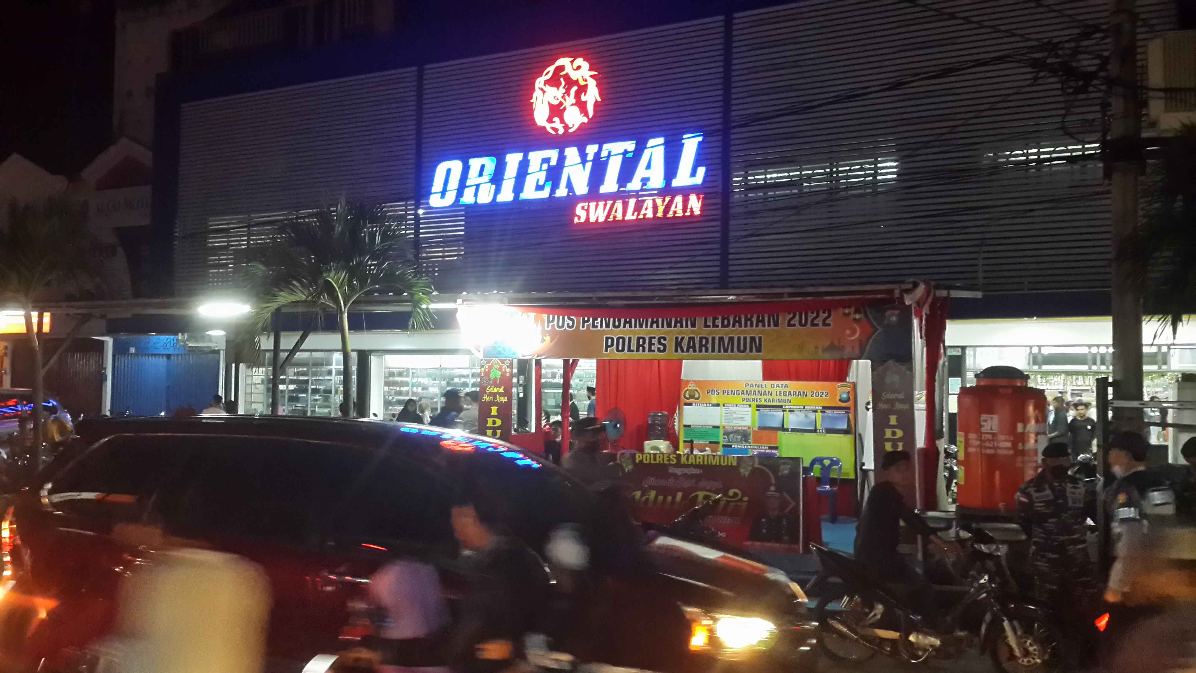 Pos polisi depan swalayan orental 