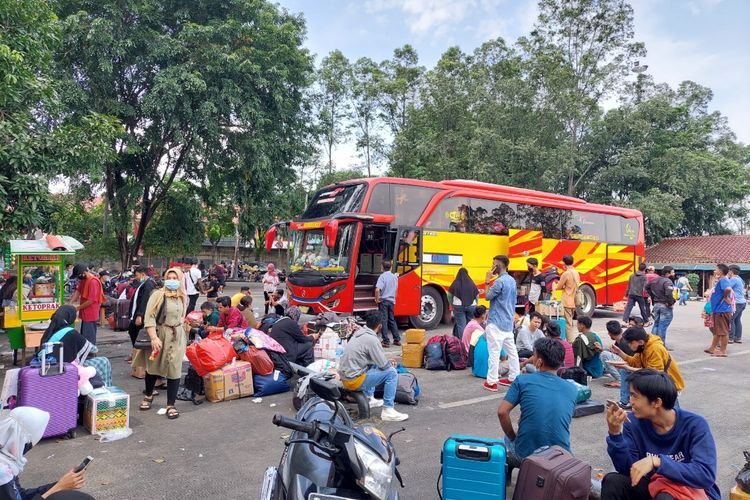 Suasana mudik di Terminal Poris Plawad (foto: Kompas.com/Muhammad Naufal)