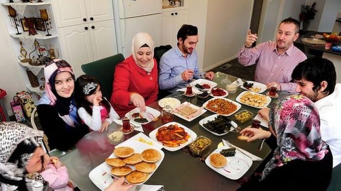 Ilustrasi : Berkumpul bersama keluarga Besar di Hari Lebaran sembari menyantap hidangan yang disiapkan