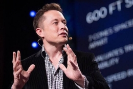 Foto ilustrasi Elon Musk saat memberikan penjelasan saat peluncuran mobil listrik Tesla | (aset: money.kompas.com)
