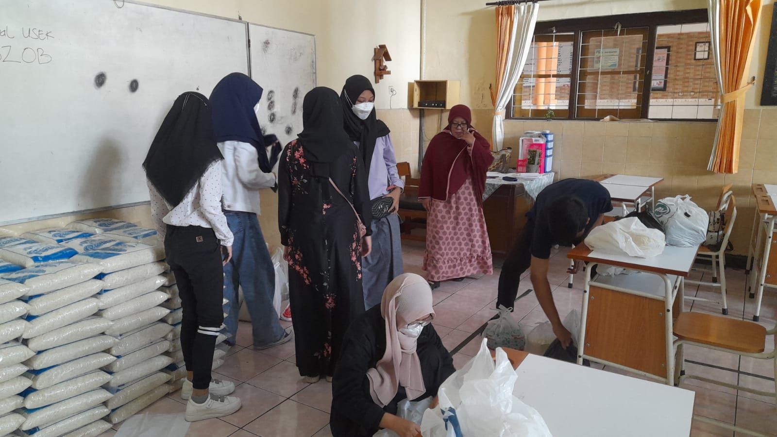 Kesibukan panitia zakat,  dokumentasi BDI Bintaraloka