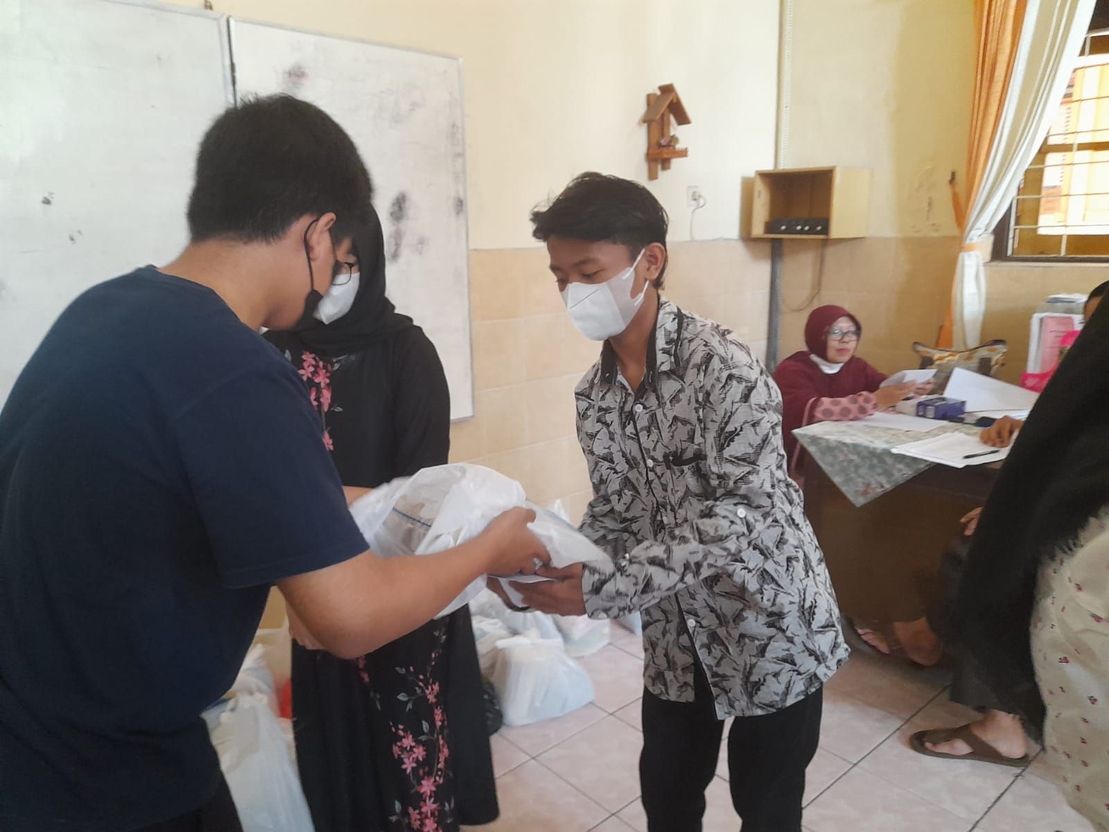 Menyerahkan zakat,  dokumentasi BDI Bintaraloka