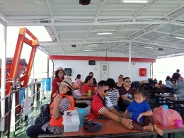 Suasana di dek paling atas kapal feri penyeberangan ke Pulau Balai, 29/4/2022 (Dok. Pribadi)