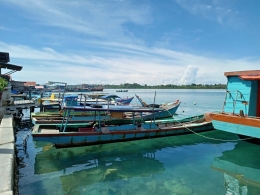 Perahu-perahu nelayan bersandar di dermaga sekitar pasar Pulau Banyak (Dok. Pribadi)