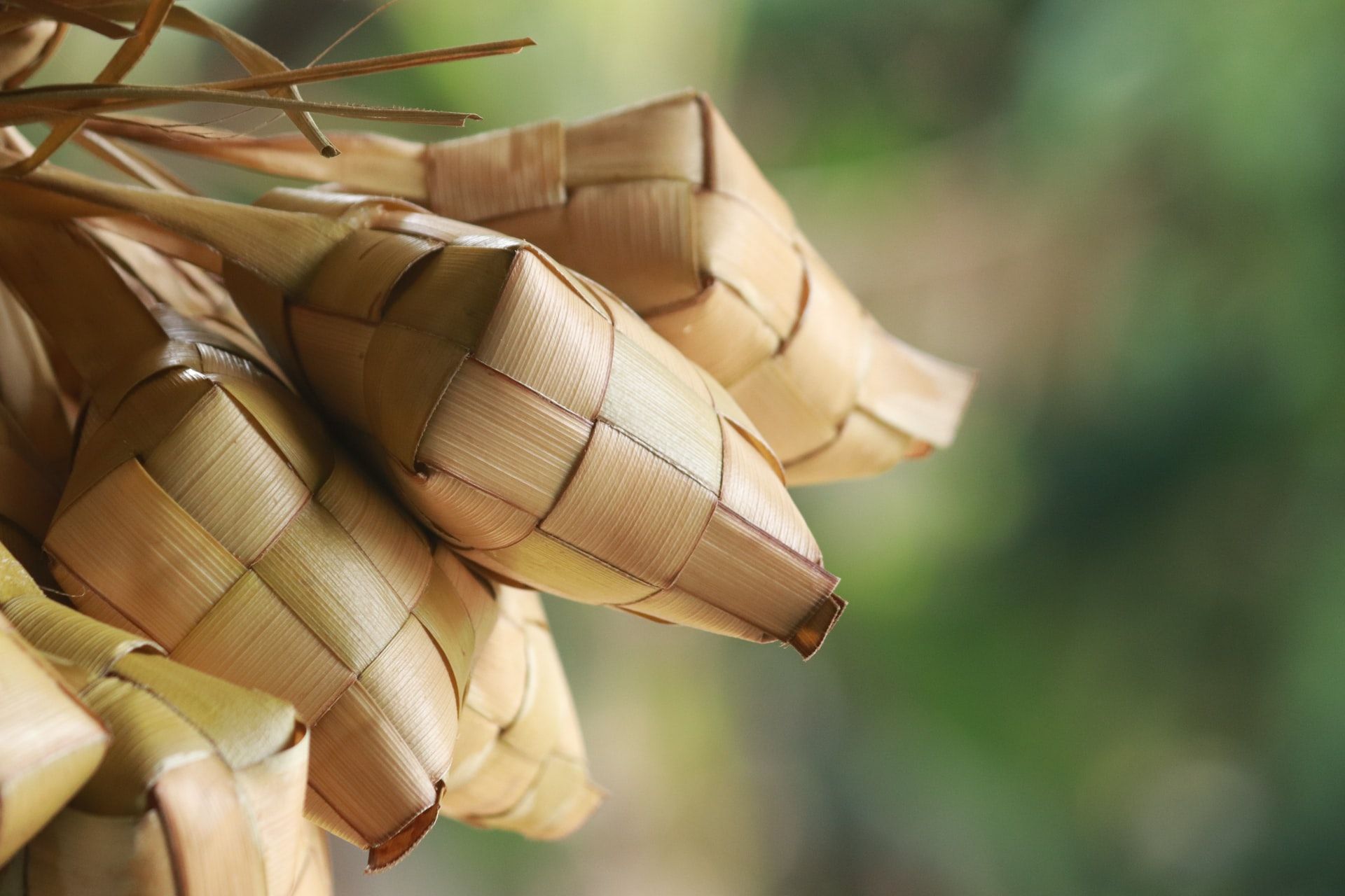 Lebaran bertambah lengkap dengan hadirnya ketupat. (Sumber: Mufid Majnun/Unsplash)