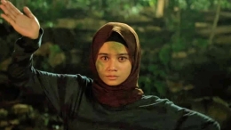 Nur (Tissa Biani) dalam film 
