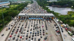 Situasi gerbang tol Cikampek pada H-4 lebaran. Foto: otomotif.tempo.co