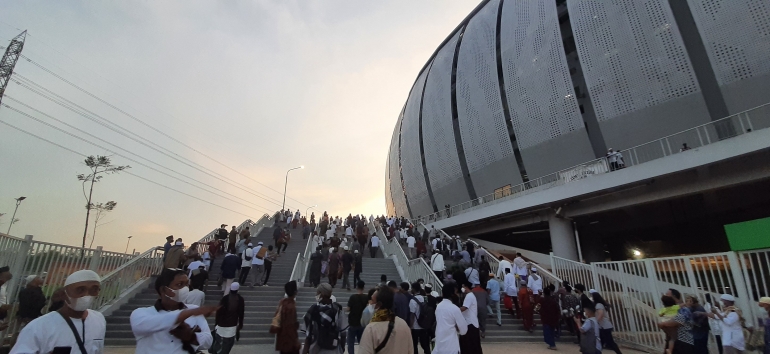 Sesudah shalat masyarakat berburu spot selfie (dokumen pribadi)