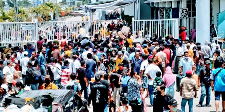 Migran asal Jawa dan Batam mulai memadati Pelabuhan Belawan, Medan, beberapa saat jelang lebaran. Foto: auroranews.id
