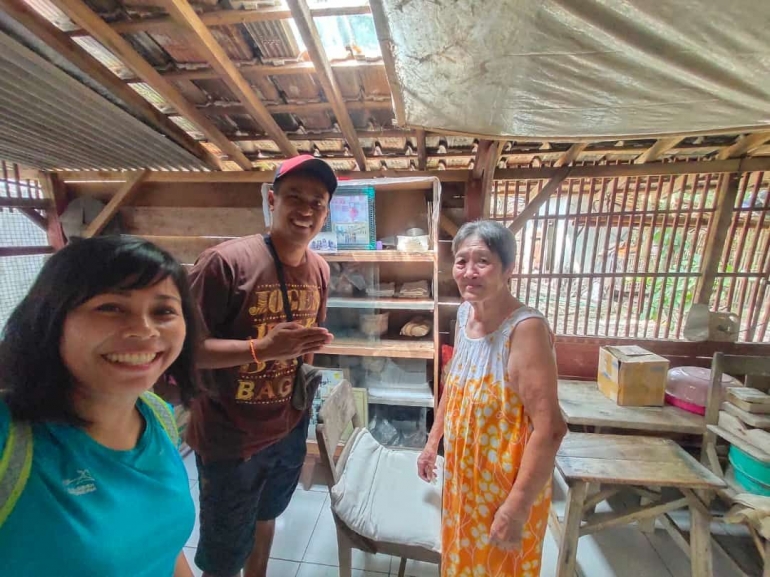 Ibu Waras memperlihatkan dapur tempat pembuatan Yopia/dokpri