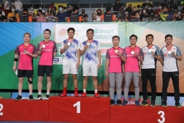 Pramudya /Yeremia (tengah) di podium pertama BAC 2022, mengalahkan wakil Malaysia Aaron Chia/Soh Wooi Yik, Minggu (1/5/2): dok PBSI via kompas.com