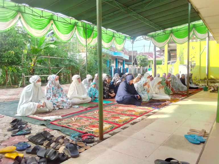 Jamaah perempuan di Masjid Darunnajihin Kenten. Sumber: Aminuddin