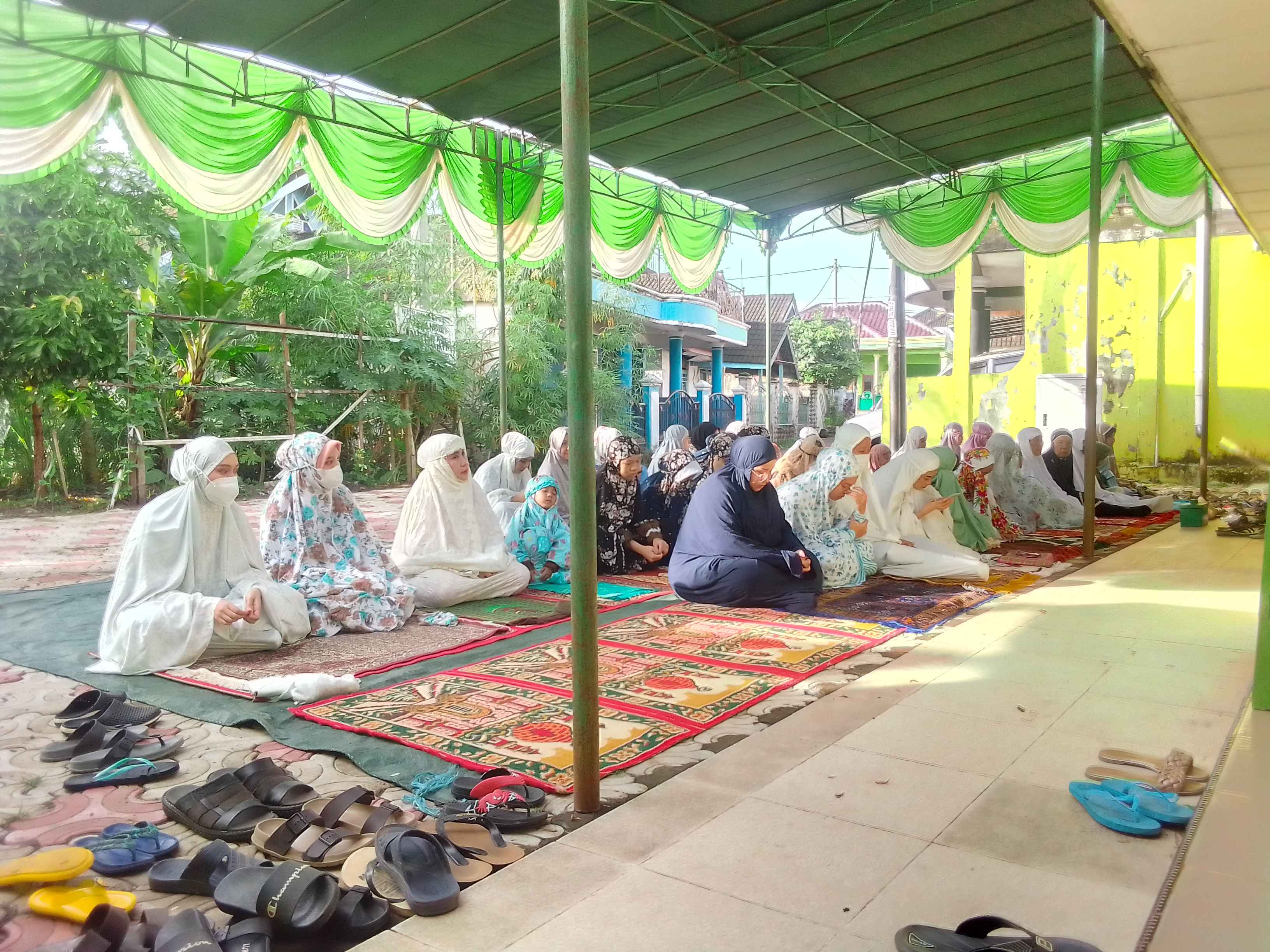 Jamaah perempuan di Masjid Darunnajihin Kenten. Sumber: Aminuddin