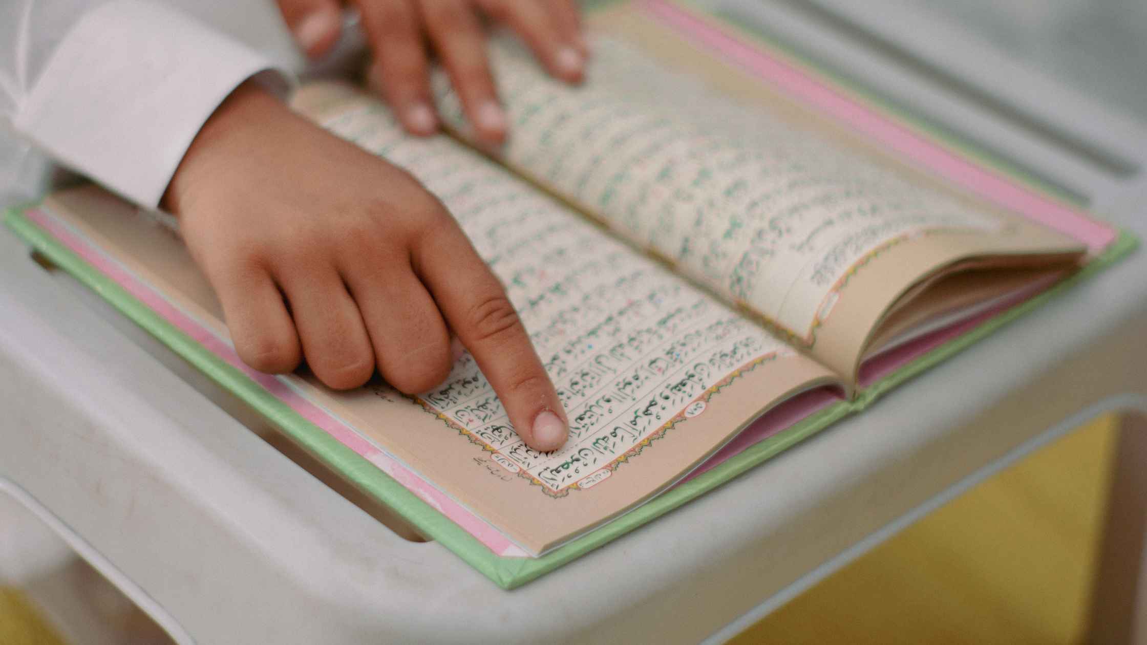 Ramadan adalah bulan yang mendidik kita untuk mencintai Al-Quran dan menjadikannya teman terpercaya (dok.pri diolah dari Canva)