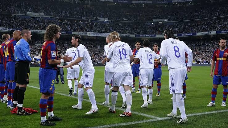 Momen ketika Real Madrid mendapatkan Guard of Honour dari Barcelona l sumber: www.goal.com