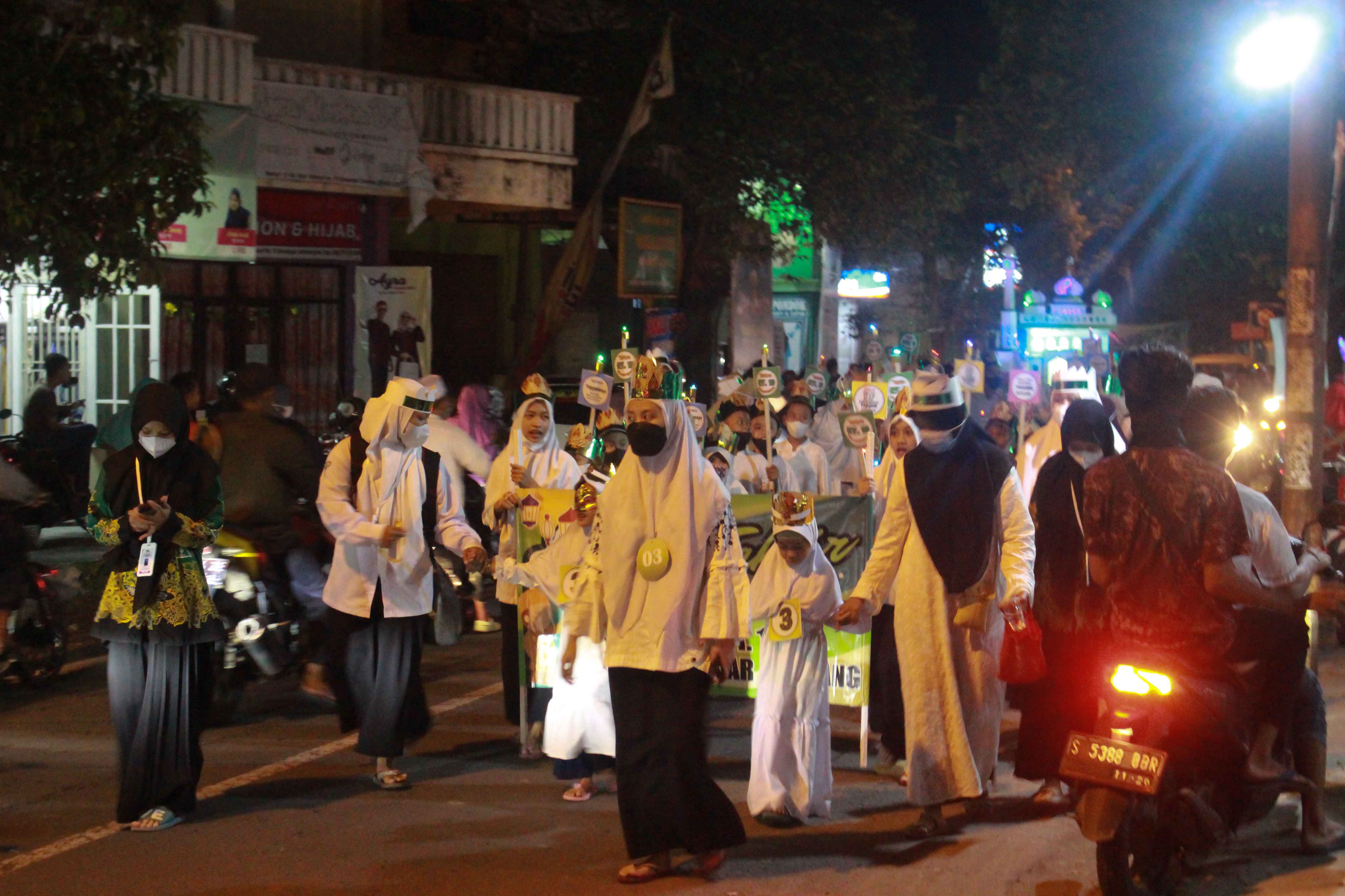 Sejumlah perserta takbir dan warga setempat berkeliling kampung Denanyar, Jombang, Jawa Timur, Minggu (01/05/2022)