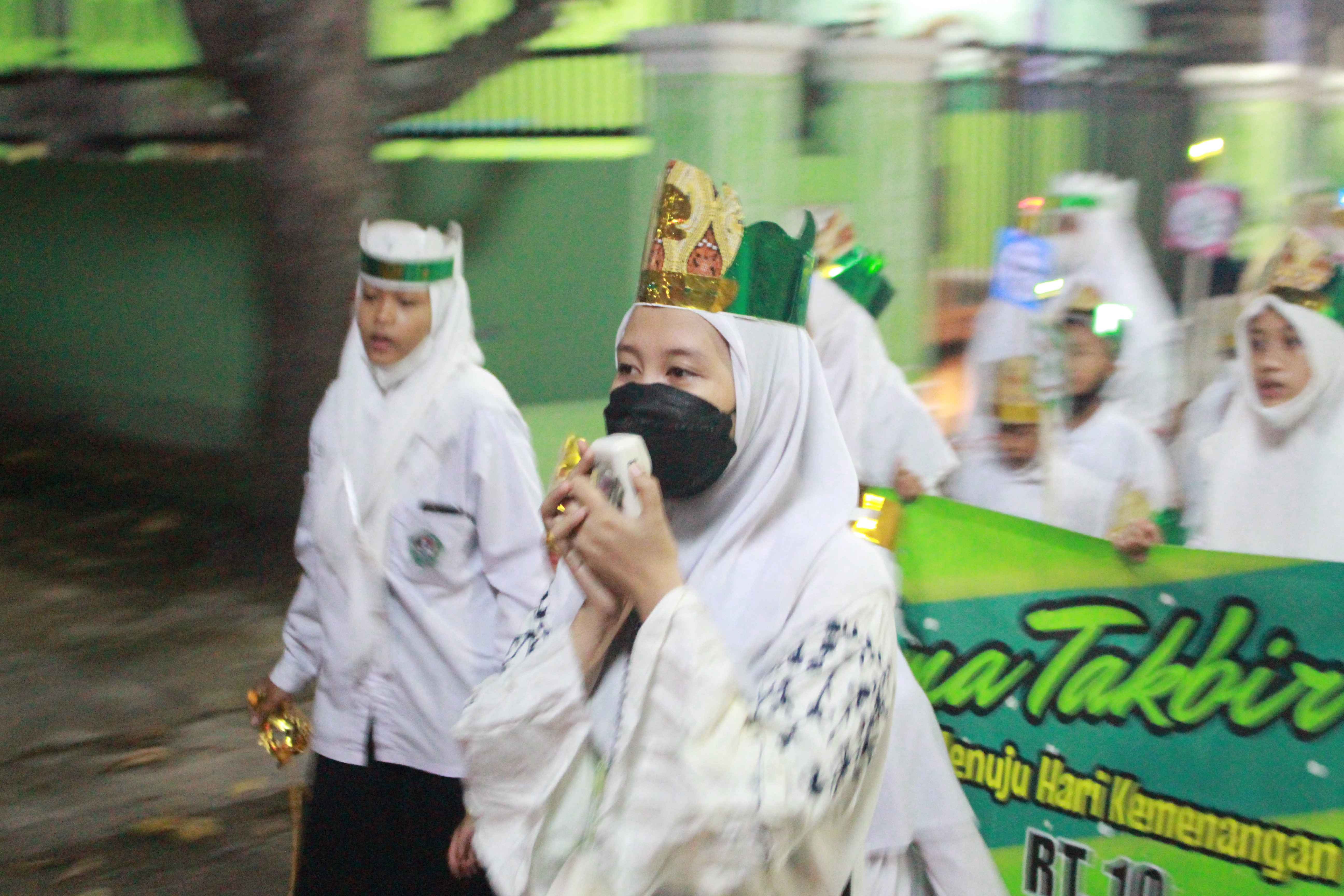 Peserta mengumandangkan takbir menggunakan Toa di Jl.Lawu, Denanyar, Jombang, Minggu (01/05/2022).