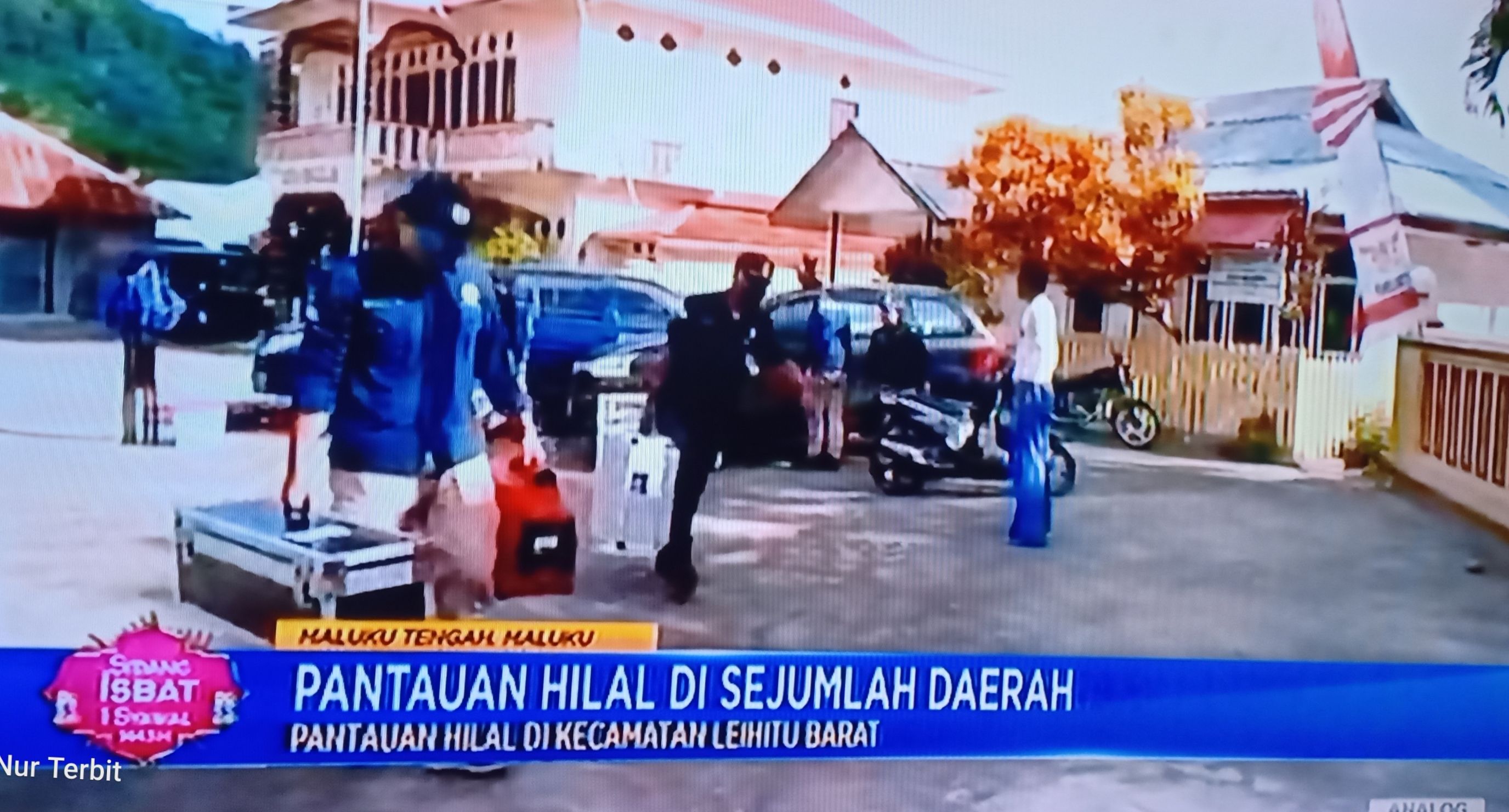 Pemantauan hilal di daerah (Foto repro Nur Terbit dari Indosiar)