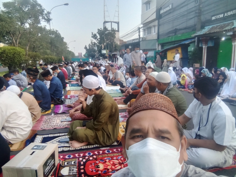 Omjay di tengah jamaah sholat idul Fitri/dokpri