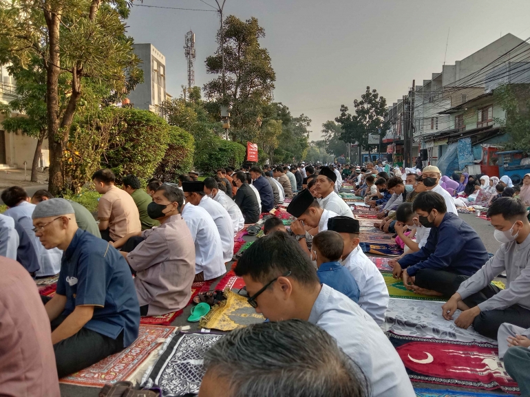 Jamaah sholat Idul Fitri di jalan jamika Bandung/ dokpri