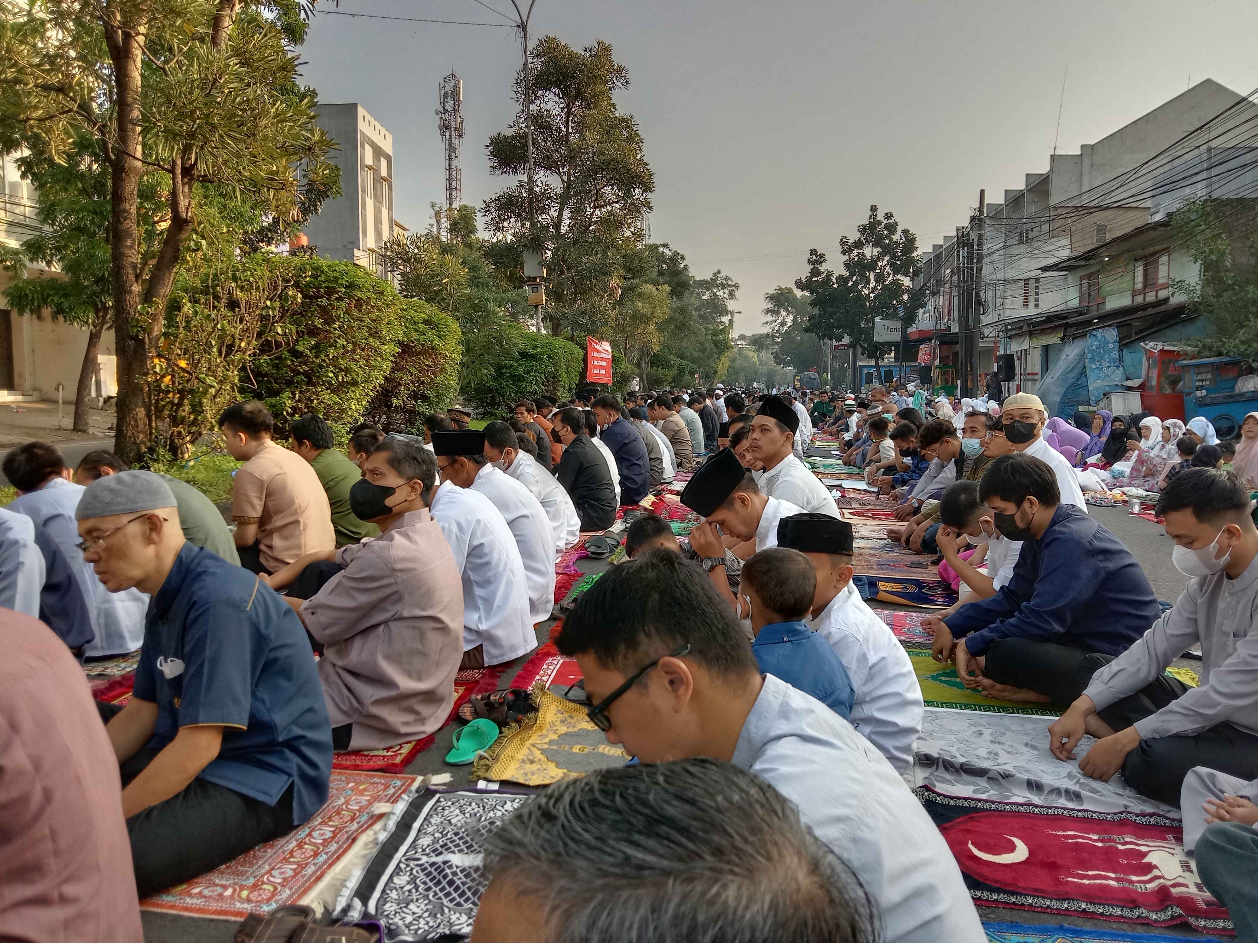 Jamaah sholat Idul Fitri di jalan jamika Bandung/ dokpri