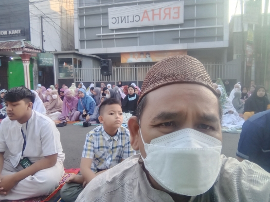 Omjay di tengah jamaah sholat idul Fitri/dokpri