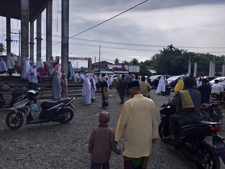 Suasana setelah selesai shalat Idul Fitri di kampung gunong kleng (Dok pri)