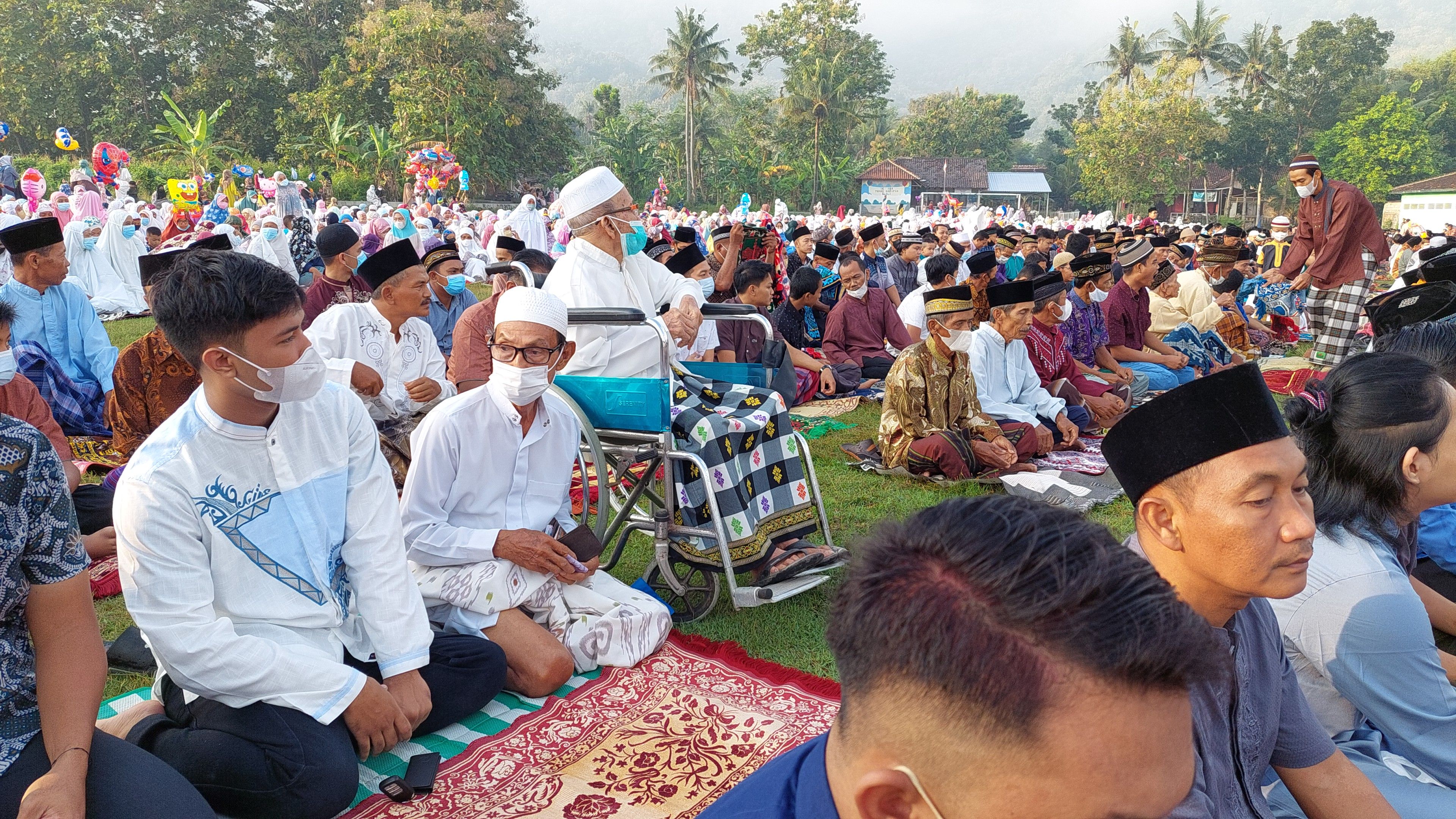 Salat Eid di lapangan sepak bola sebelah timur Perangtritis. Awan putih, menutupi bukit batu karang. Dokumen pribadi (foto koleksi)