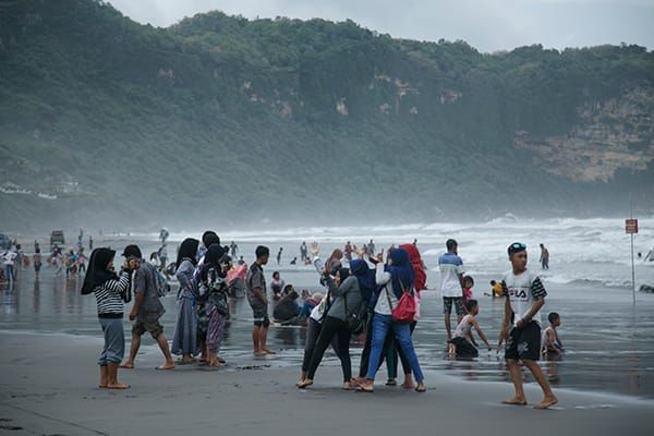 Bukit di atas pantai ini merupakan tumpukan batu karang yang kokoh (foto Republika)