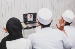 Silahturahmi merayakan lebaran Idul Fitri dengan video call.|SHUTTERSTOCK/Gatot Adri via Kompas.com