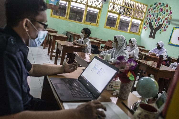 Sejumlah murid mengikuti Pembelajaran Tatap Muka (PTM) di SDN Duren Tiga 09 Pagi, Jakarta, Selasa (8/2/2022).| ANTARA FOTO/Aprillio Akbar/wsj