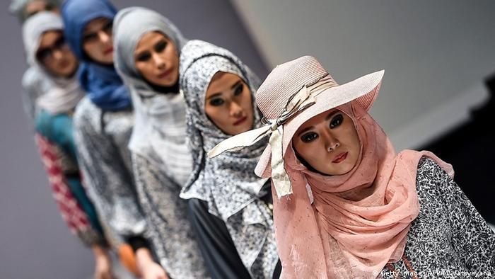  Peragaan busana Muslimah di rumah mode Milan Italia. Foto: dw.com.
