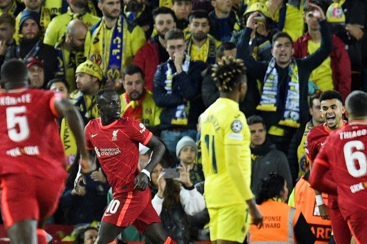 Sadio Mane mencetak salah satu gol Liverpool ke gawang Villarreal di leg pertama semifinal UCL, Kamis (28/4/2022): AFP/OLI SCARFF via Kompas.com
