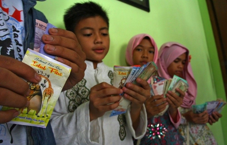 Anak-anak dan angpao Lebaran mereka.Foto:Muhammad Iqbal/antara/mediaindonesia.com