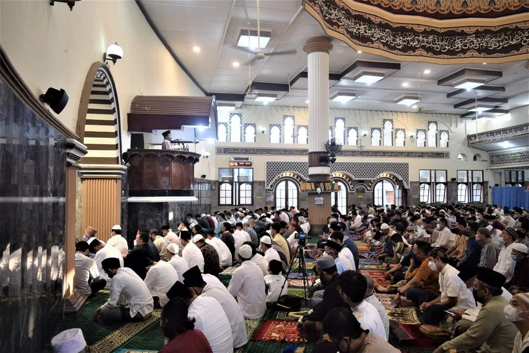 Dr. Muhammad Sofwan Mubarir, M.A. menyampaikan khutbah Idul Fitri di Masjid Agung Baitussalam Purwokerto. | Dokpri 