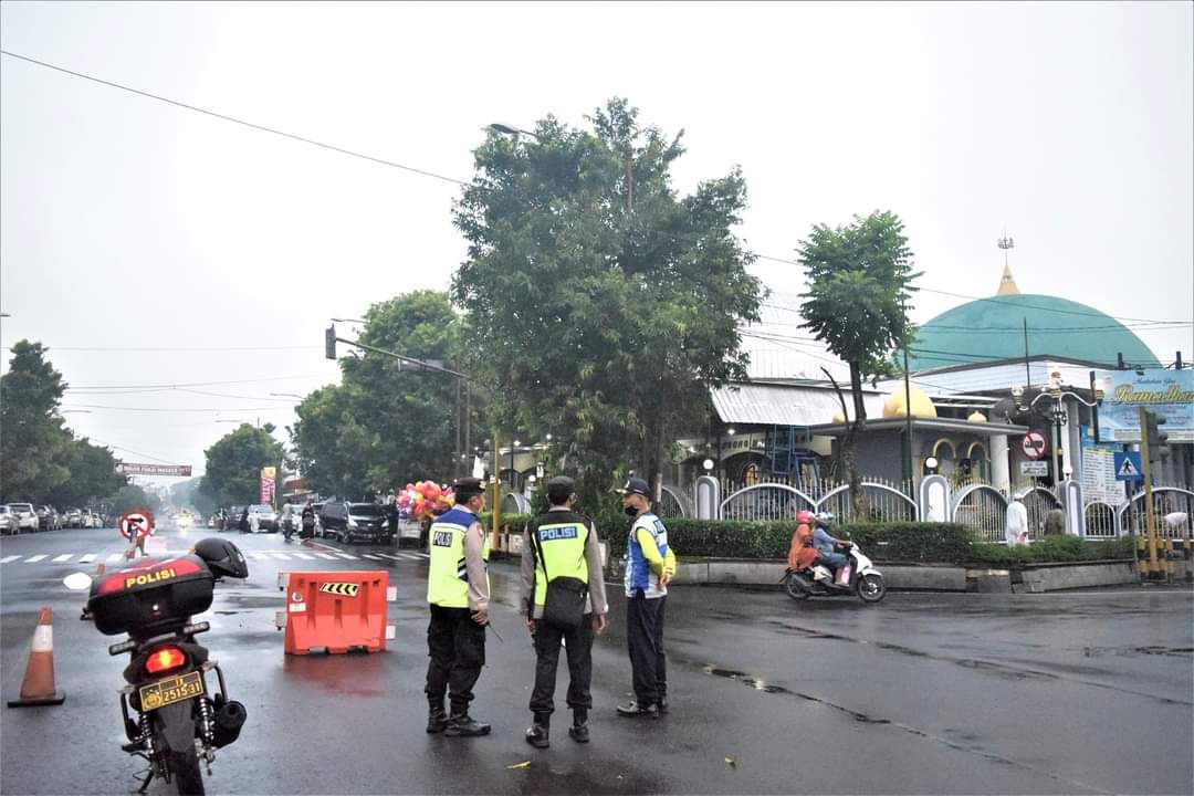 Aparat keamanan menjaga lokasi ibadah di kawasan Masjid Agung Baitussalam Purwokerto. | Dokpri 