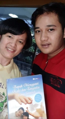 Aku dan Hendra dengan buku2ku untuknya dan ayahnya ..... | Dokumentasi pribadi