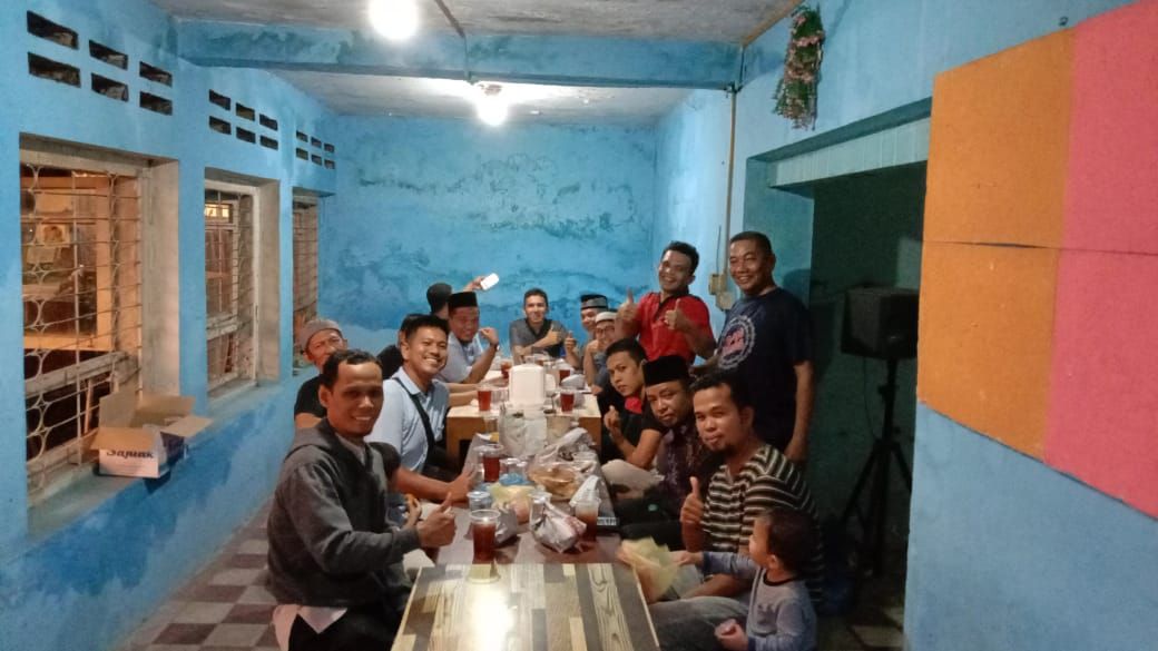 Interaksi sosial di warung kopi menjadi pertemuan akrab bagi masyarakat Piaman. (foto dok damanhuri)